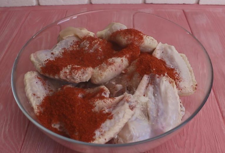 Куриные крылышки в духовке: вкусный обед за пару шагов