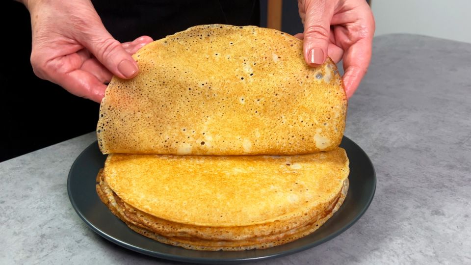 Тонкие и ажурные блины: простой рецепт на Масленицу